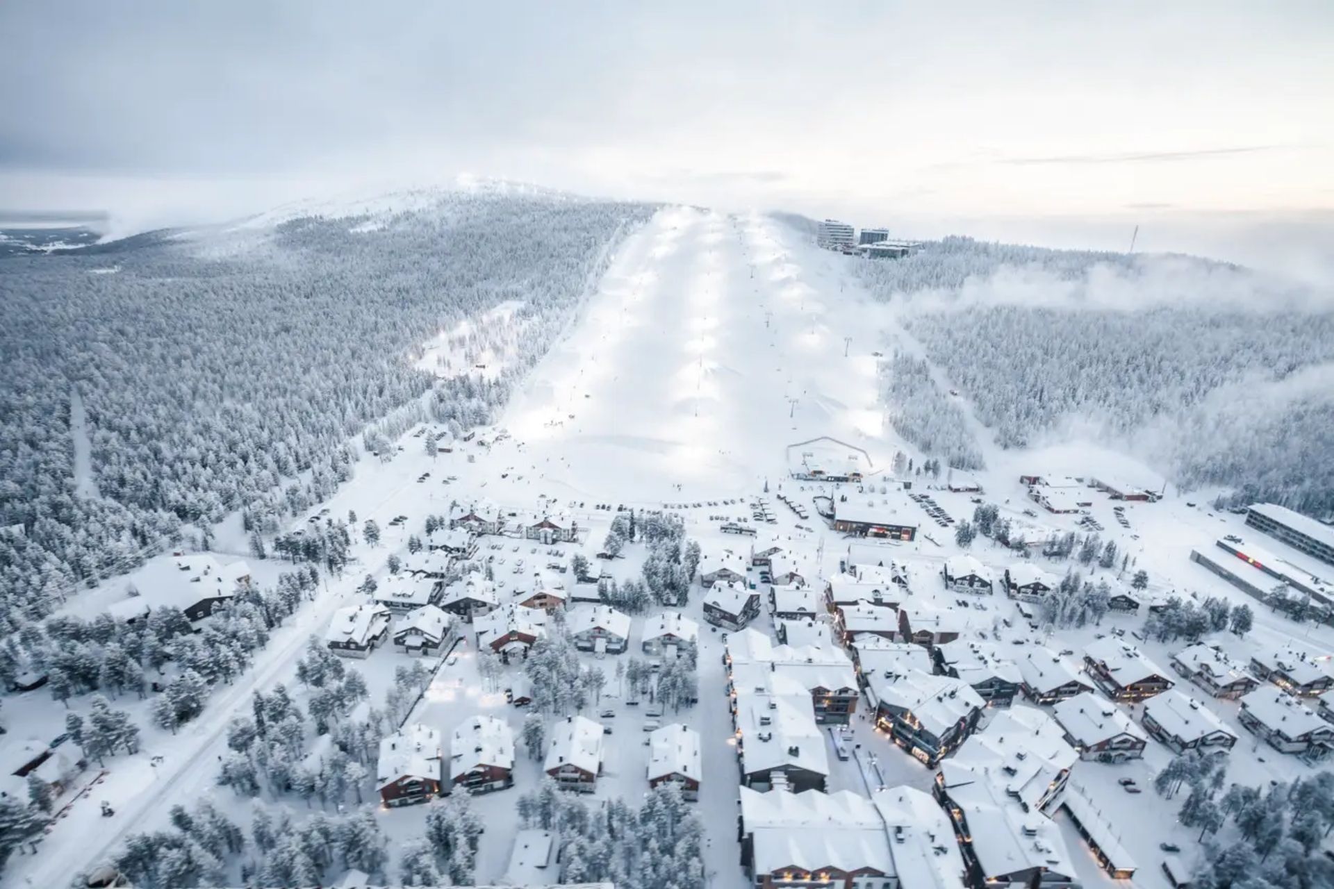 Ilmakuva lumisesta Levin tunturista ja rinteistä