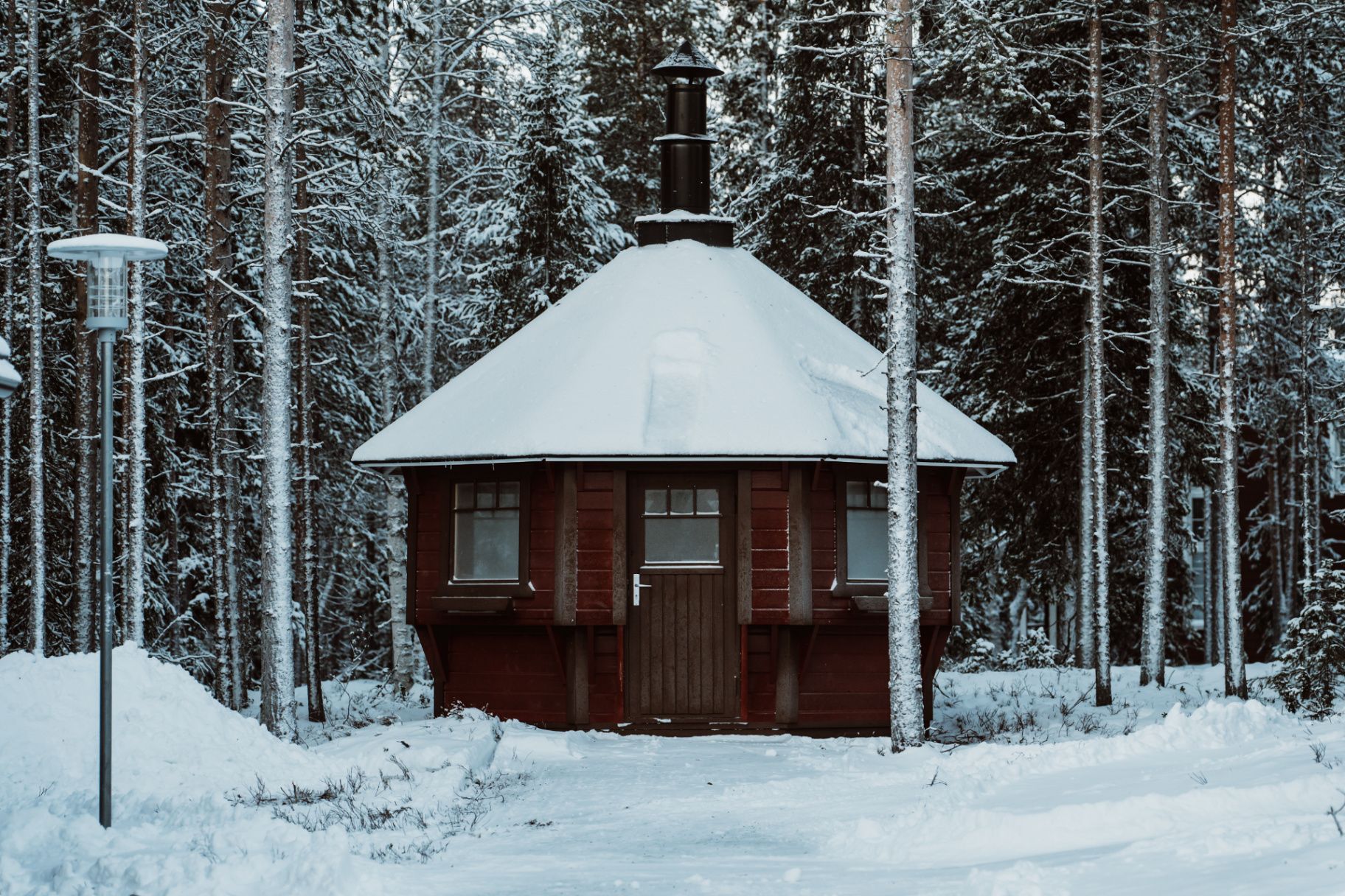 Lumisen metsän keskellä oleva grillikota Sointuilevin pihapiirissä